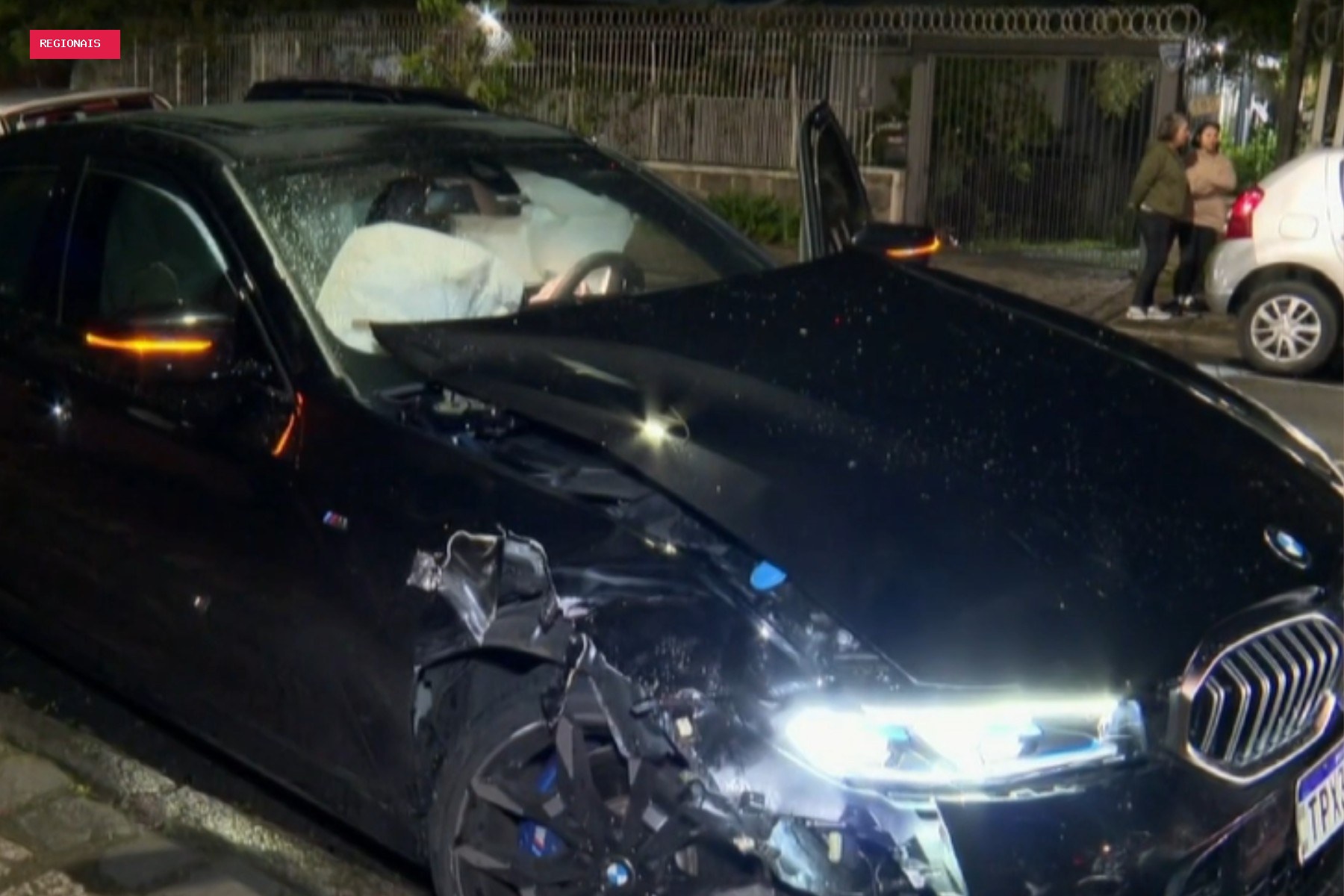 Mulher é atropelada por carro de luxo enquanto saía de outro veículo em Curitiba