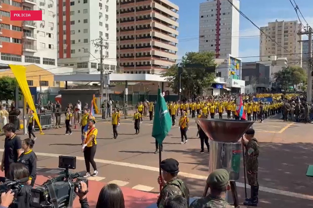 Frio não afasta público, e moradores chegam de madrugada para acompanhar desfile de 7 de Setembro em MS