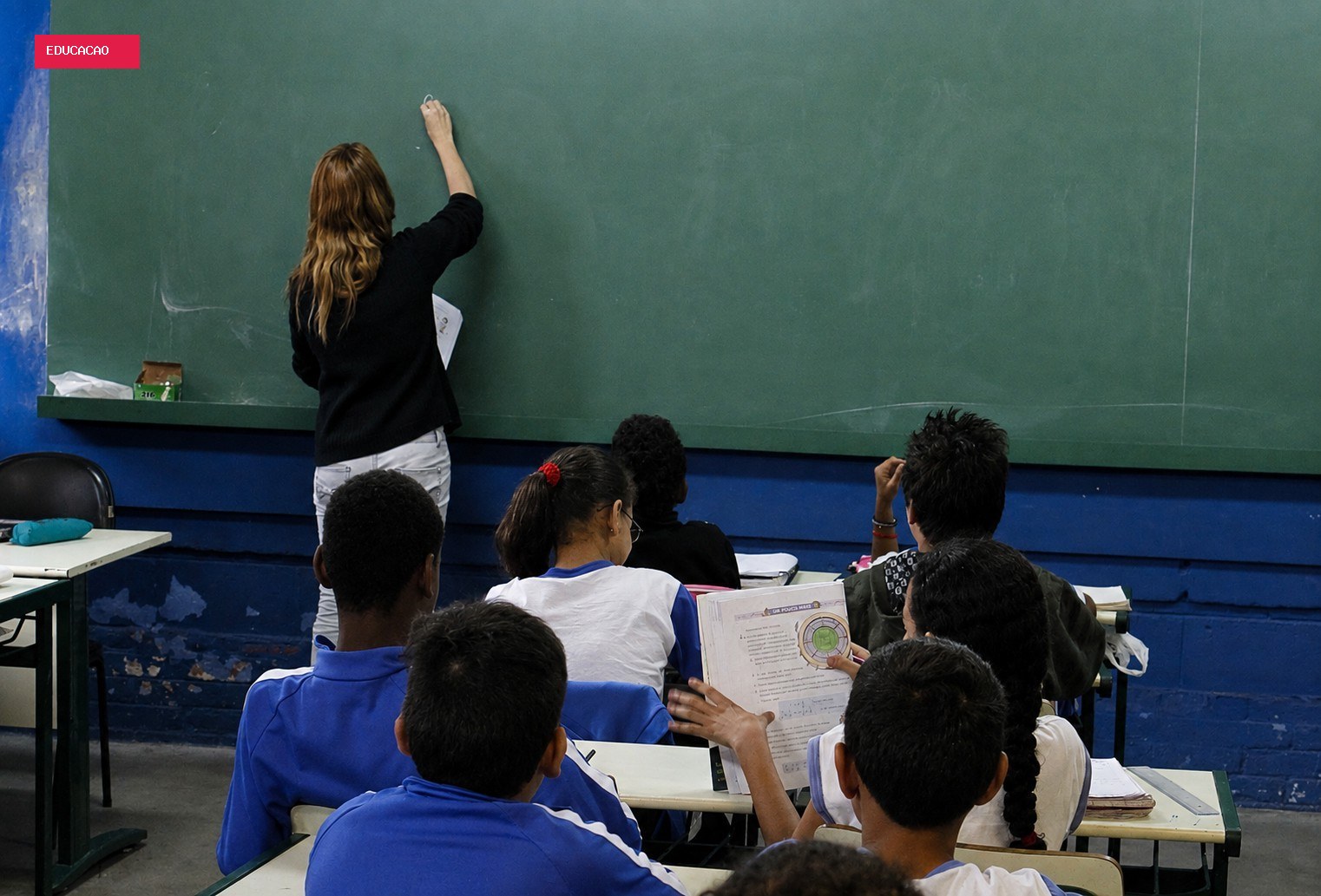 No Brasil, 67% dos alunos mais pobres não atingem nível mínimo de leitura; entre os mais ricos, 26% estão