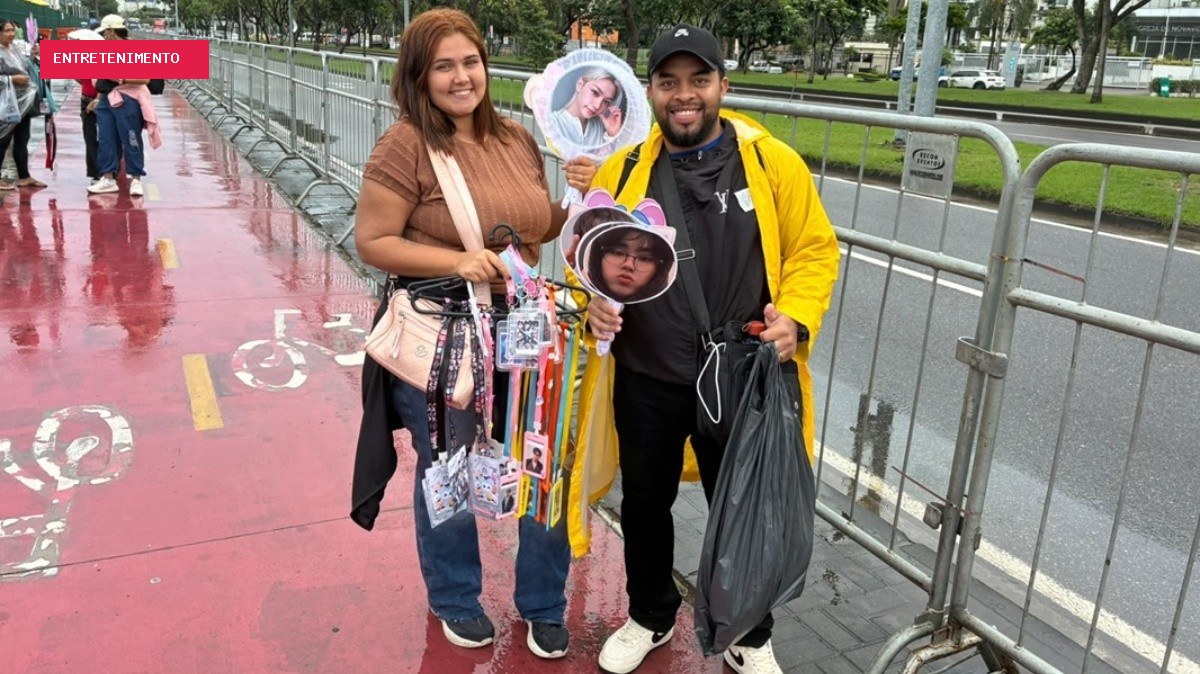 Ambulantes aproveitam a espera dos fãs do Stray Kids para vender acessórios com fotos dos ídolos e faturar