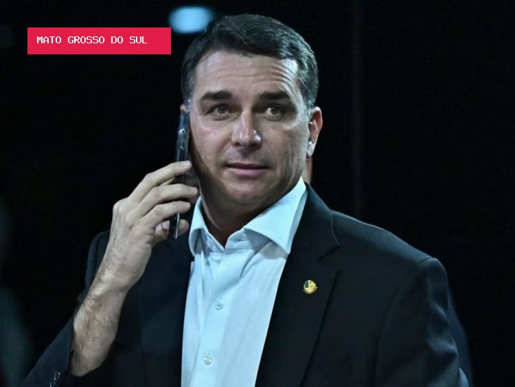 Flávio Bolsonaro acusa Dino de interferência após operação da PF sobre ‘Dark Horse’