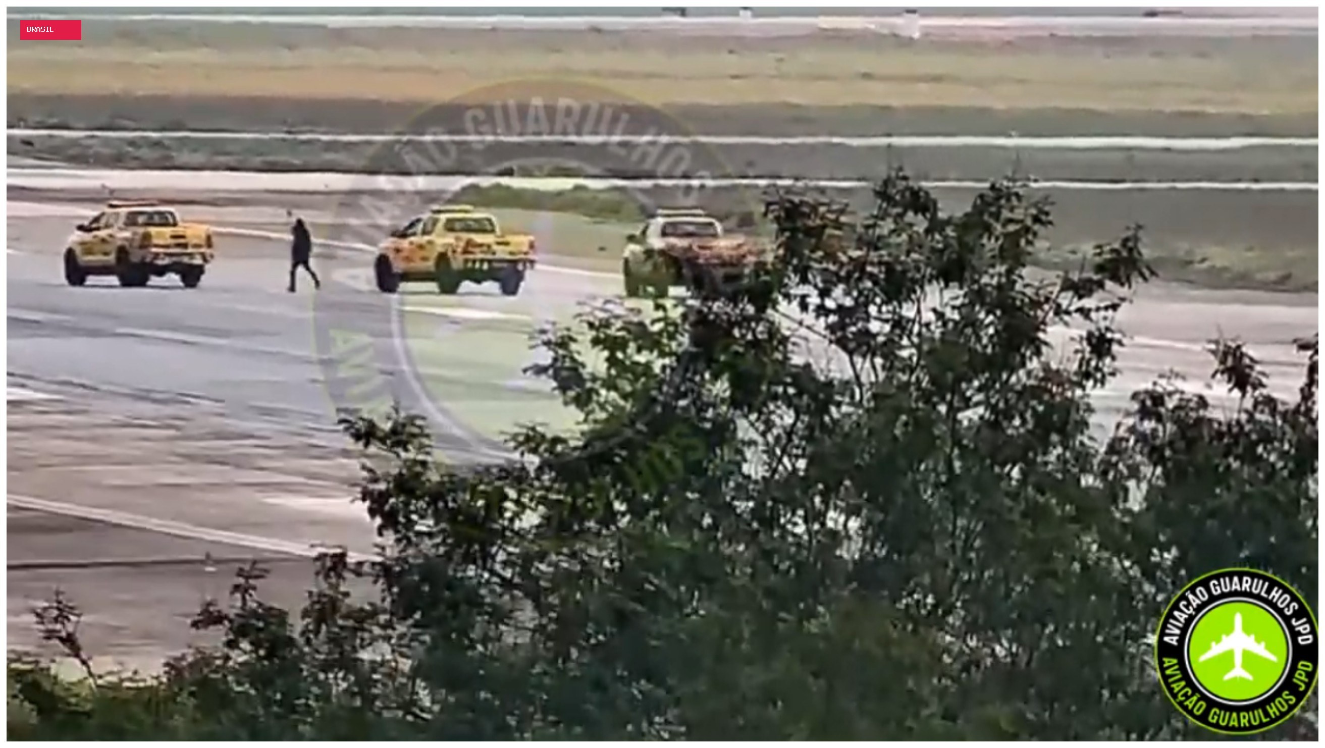 Homem invade pista do Aeroporto Internacional de SP, em Guarulhos, e é retirado por equipe de segurança