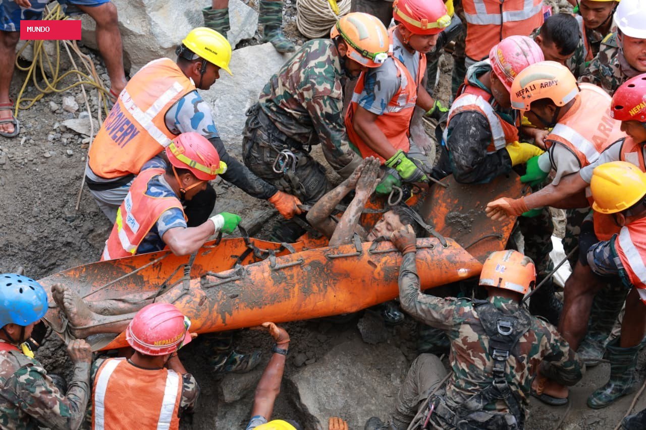 Nepal resgata 2 trabalhadores de túnel 9 dias após avalanche; VÍDEO