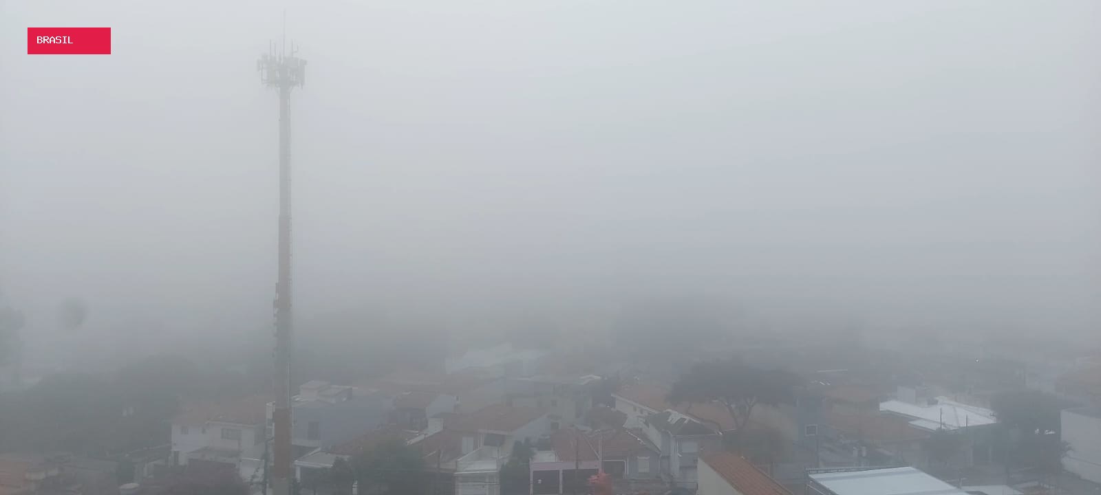 São Paulo amanhece sob forte nevoeiro neste sábado; temperaturas podem chegar até a 30°C durante o dia, diz