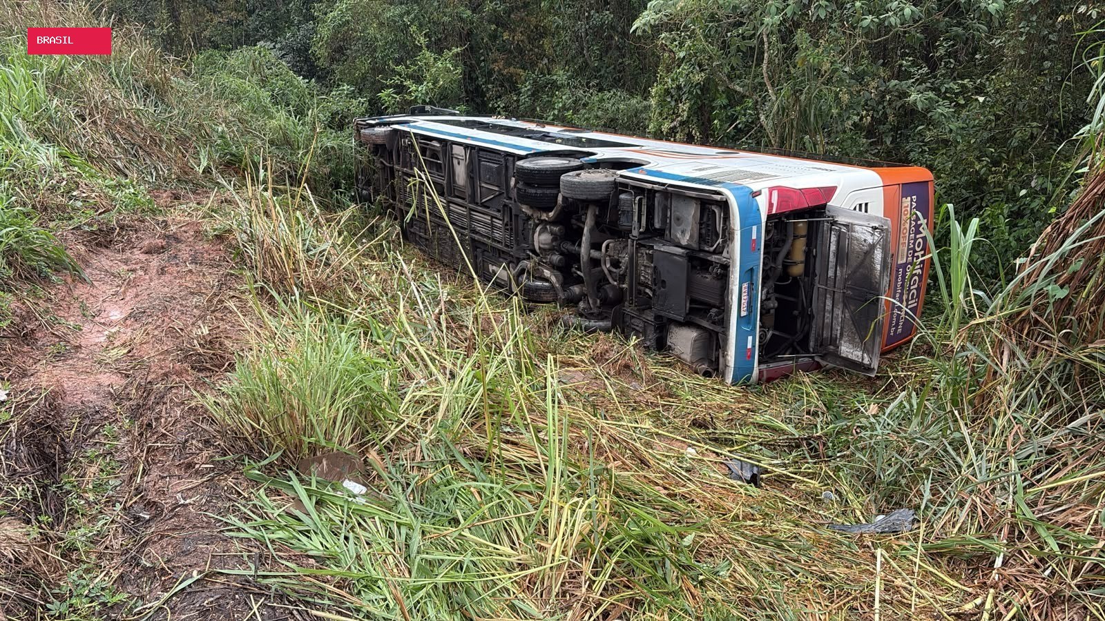 Passageiros feridos em tombamento de ônibus na BR-393 recebem alta em Hospital de Volta Redonda