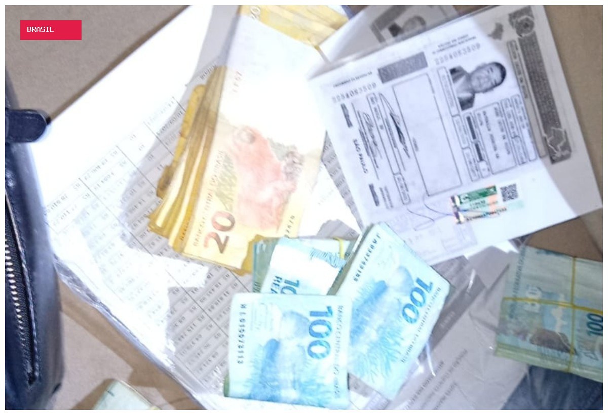 Polícia encontrou R$ 19,2 mil em dinheiro esparramados sobre sofá e lista com nomes e valores em escritório