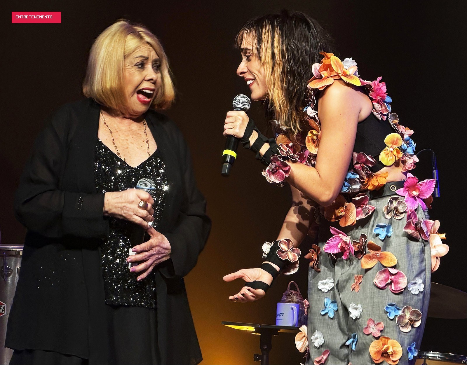 Juliana Linhares ganha aval e 'xodó' de Anastácia em luminoso encontro de realezas no show 'Até cansar o