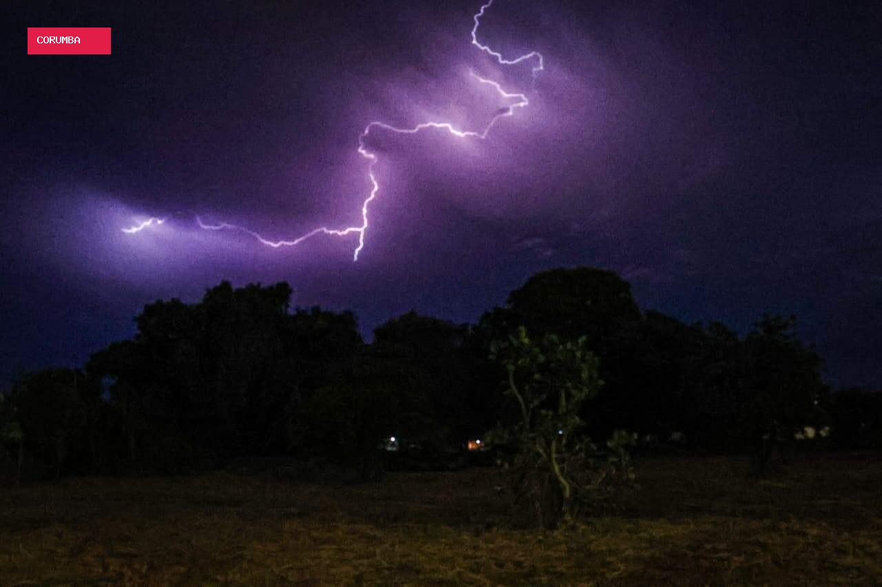 Após queda de raio, fogo avança por fazenda no Pantanal