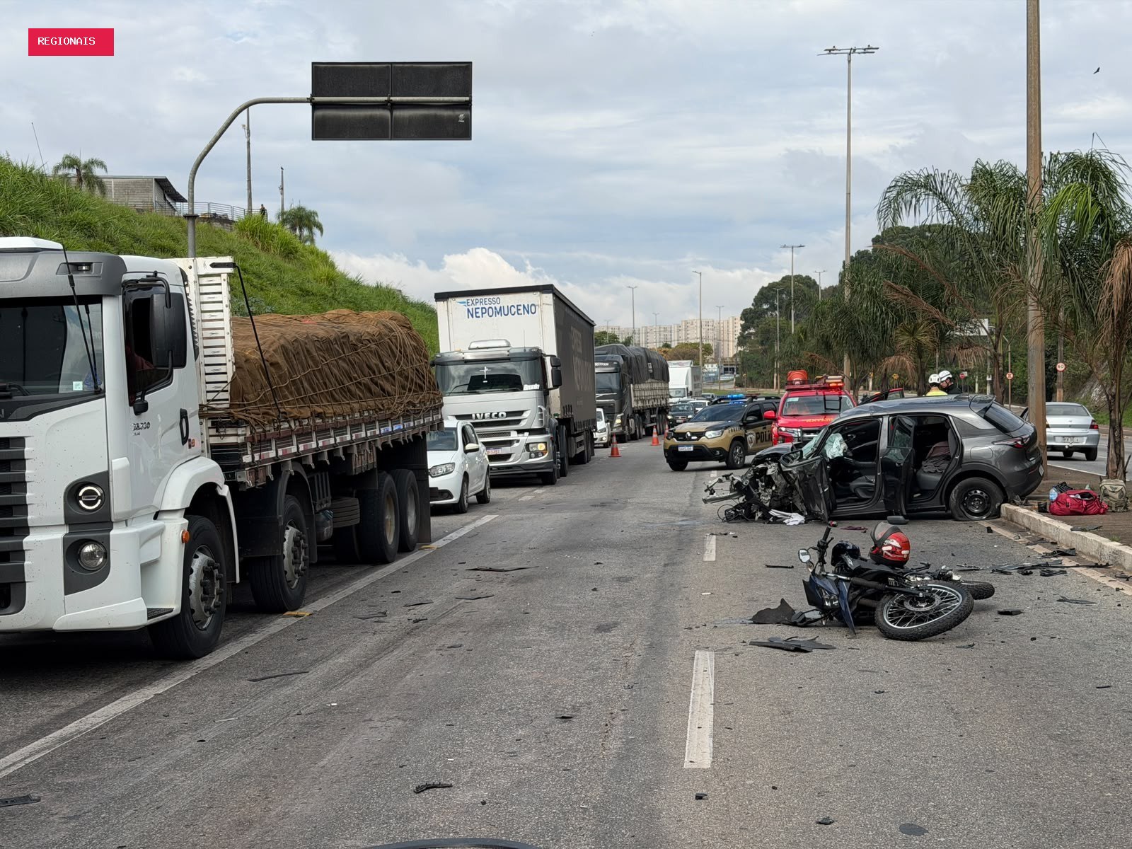 Acidente envolvendo carro, moto e carreta deixa feridos na Via Expressa, em Contagem