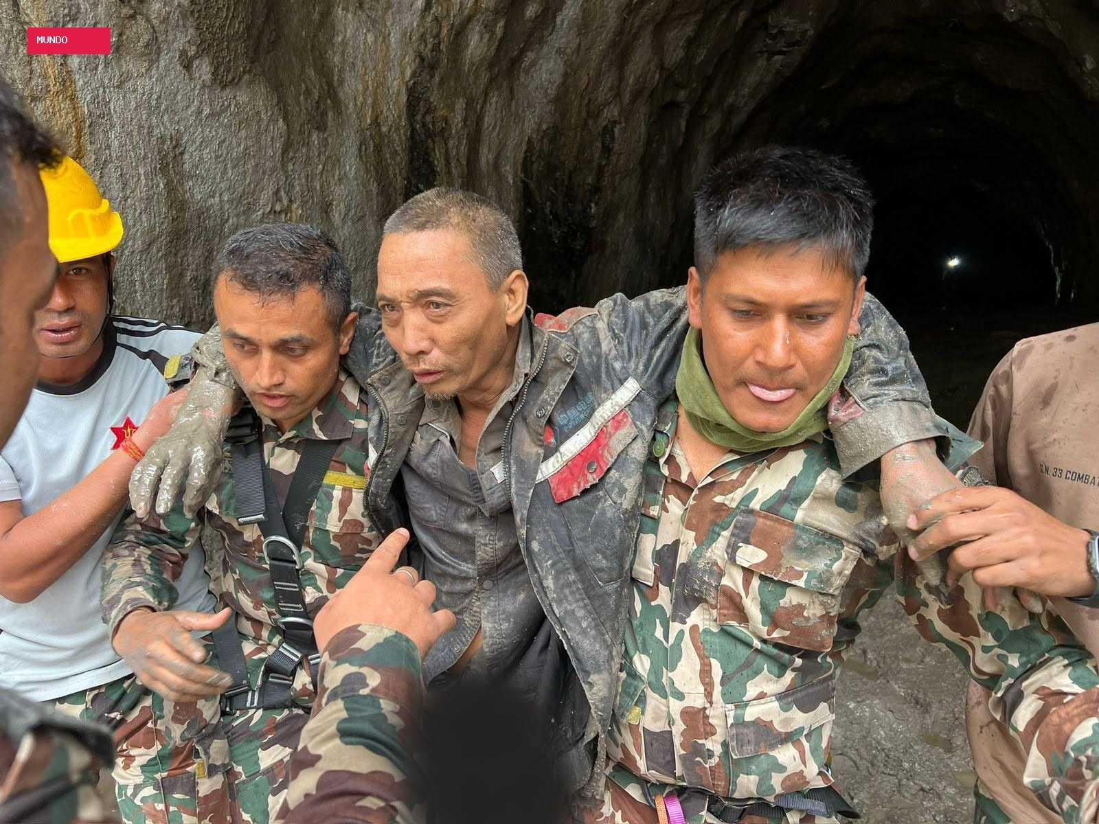 Família relata alívio após resgate de chinês que ficou 10 dias preso em túnel no Nepal