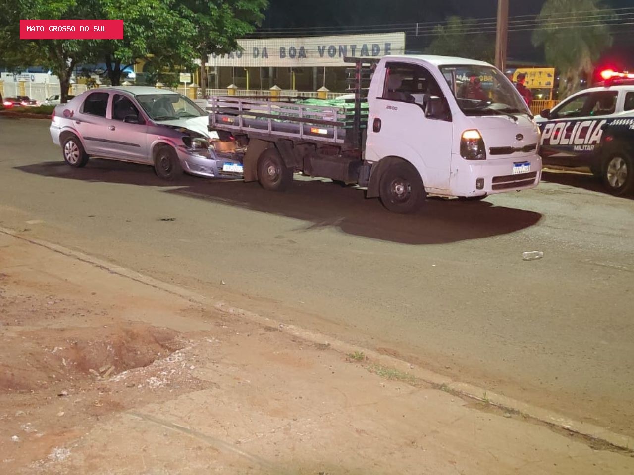 Motociclista para no semáforo e morre prensada entre carro e caminhão em avenida de Campo Grande