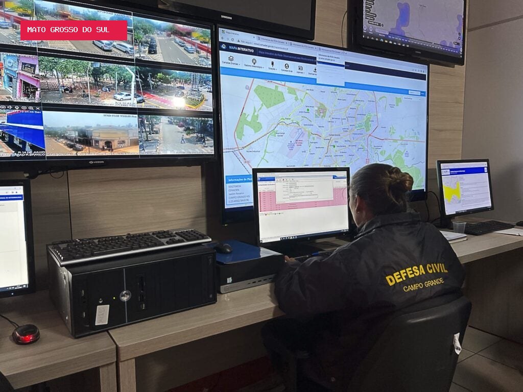 Temporal com rajada de 84 km/h derruba árvores e forro de UPA em Campo Grande