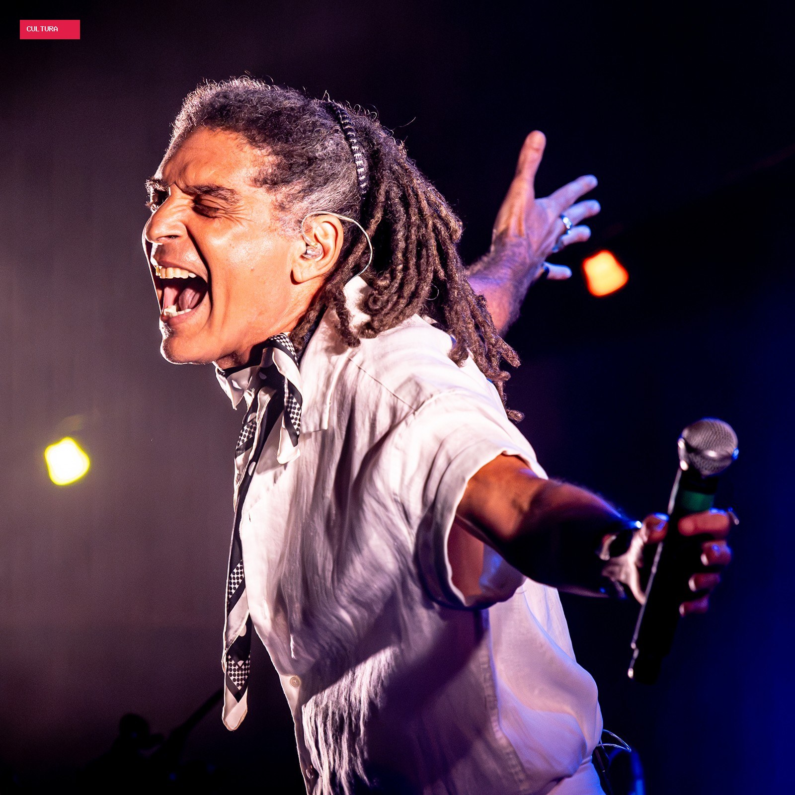 Marcos Sacramento 'bebe da chama' do samba em show que transpõe a roda do cantor para o palco com certa