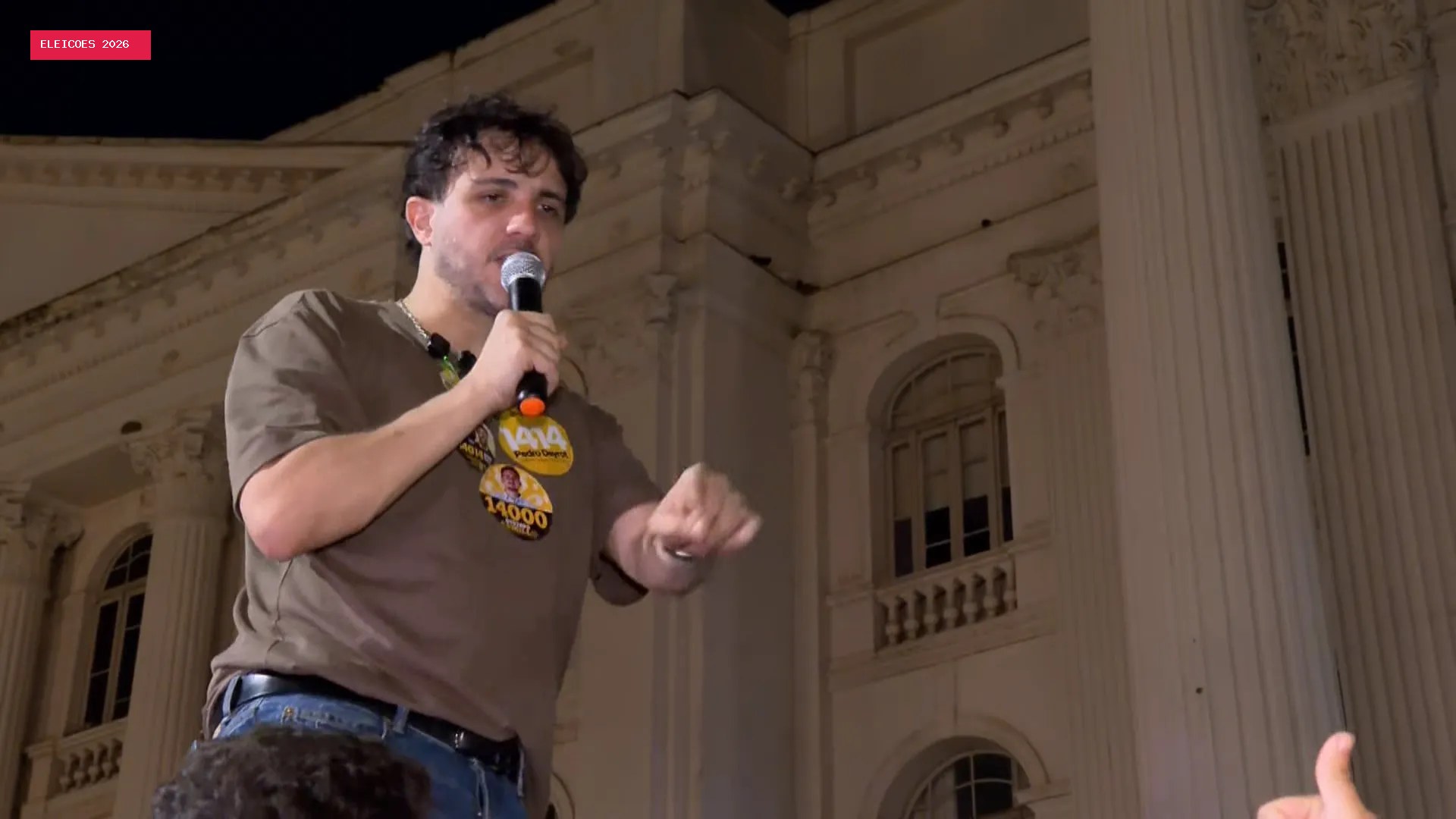 Renan Santos faz campanha em Curitiba e critica aumento do Bolsa Família: 'compra de voto'