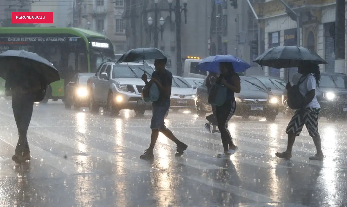 Frente fria intensifica temporais ao longo do dia