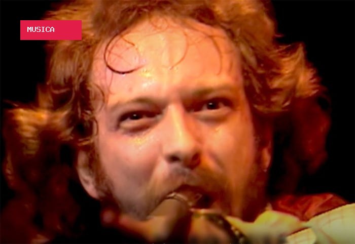 Ian Anderson explica como o consolo "intruso *nal" era usado em shows do Jethro Tull nos anos 80