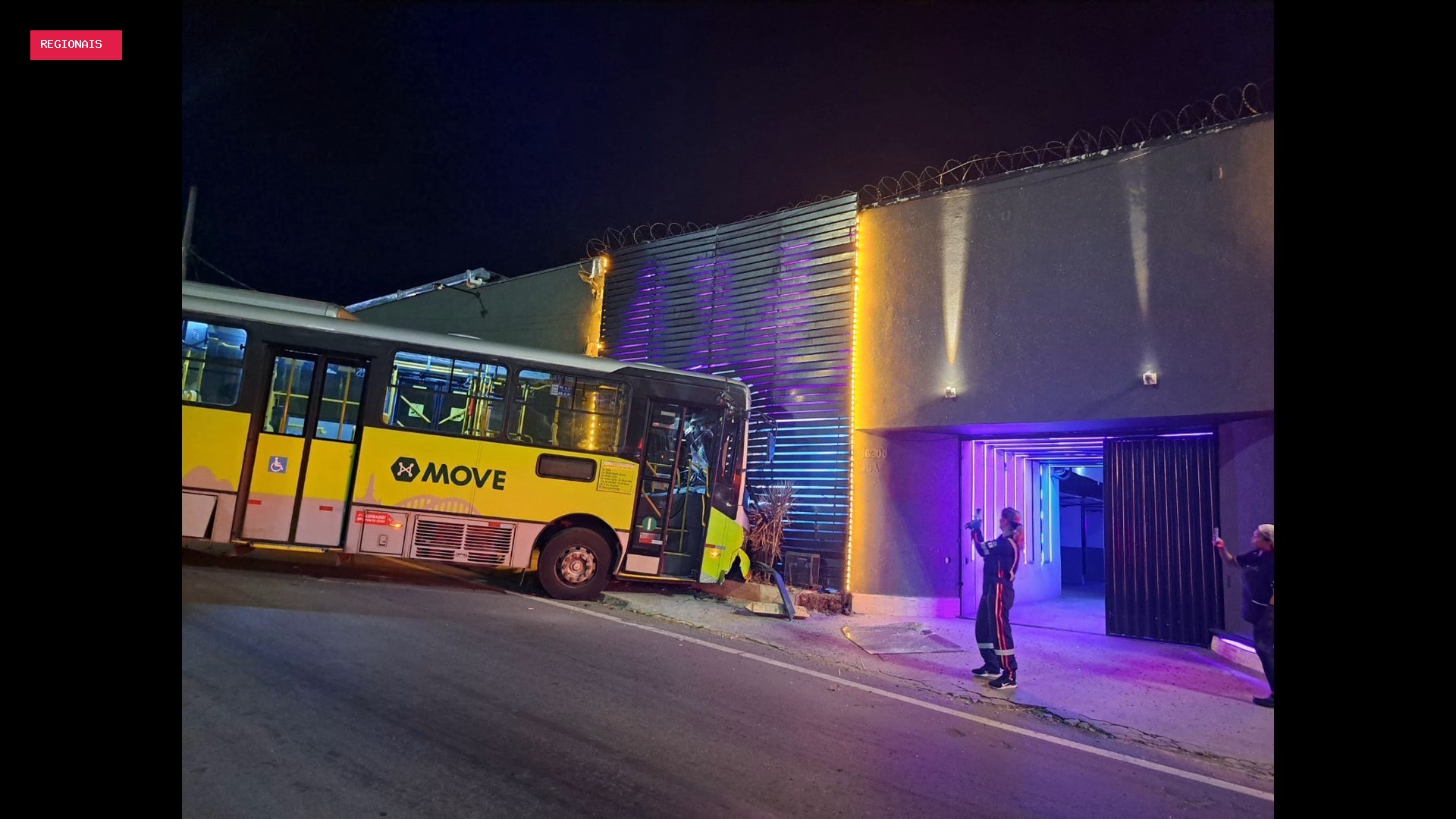 Ônibus do Move bate em motel no Anel Rodoviário de BH, e funcionária fica ferida