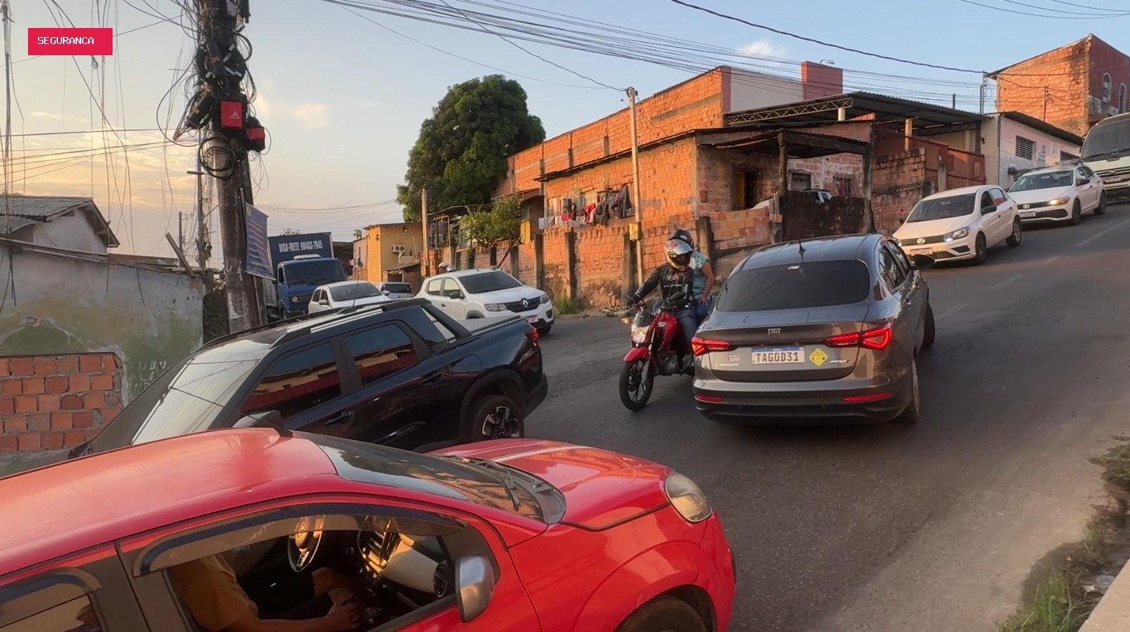 Motos caem, carros batem e ônibus não sobem: o mistério da ladeira que viralizou em Manaus; VÍDEO