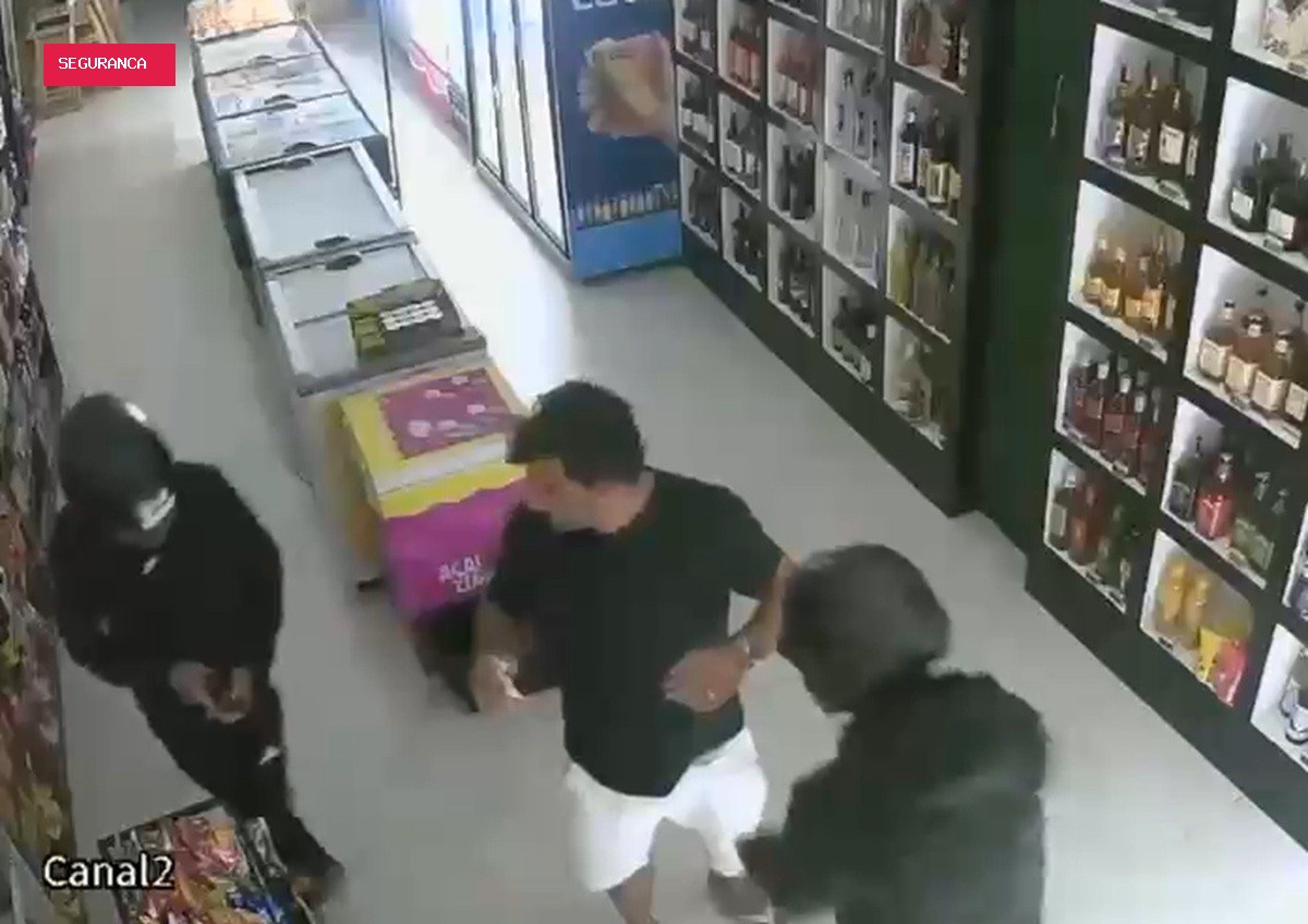 Comerciante é rendido por dupla armada em Cabo Frio