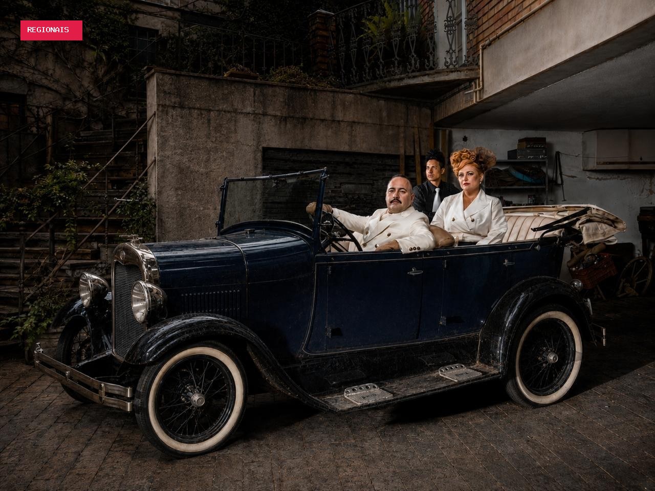 Musical sobre Era do Rádio leva carro de quase 100 anos e mais de uma tonelada para palco em BH