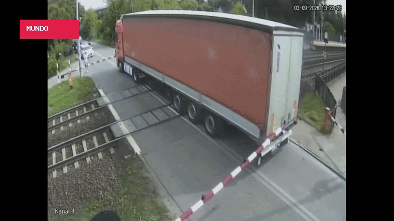 Caminhão é atingido em cheio por trem na Polônia