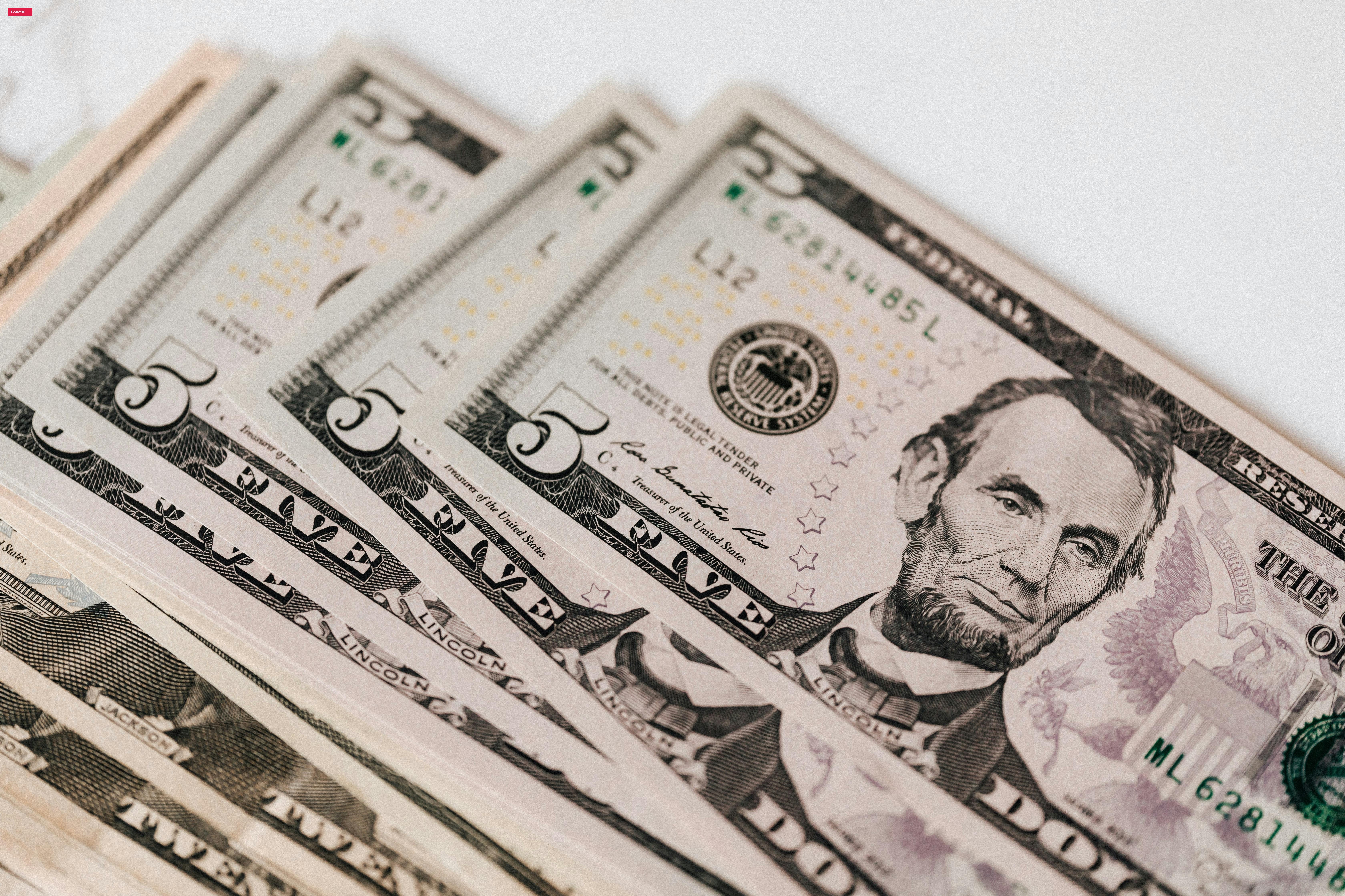 Dólar e Ibovespa operam em queda, com inflação no Brasil e nos EUA no foco