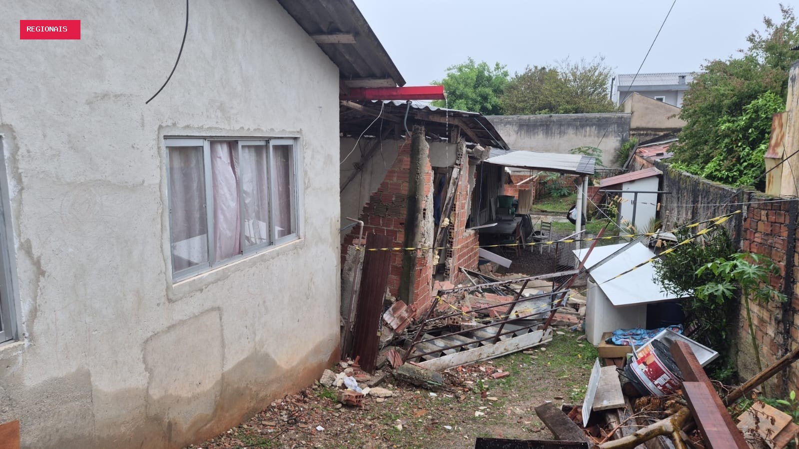 Avó ouve estalos e tira netos de casa antes de imóvel desabar, em Curitiba