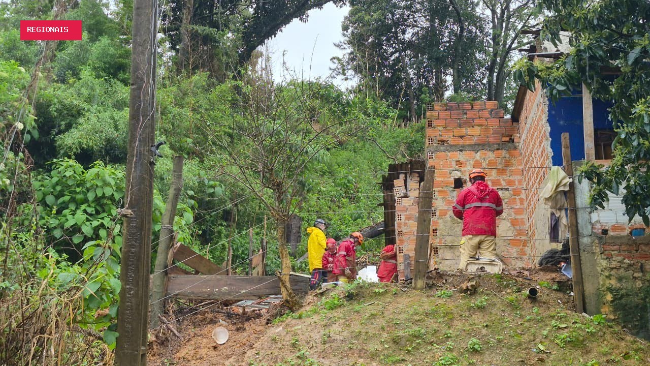 Família soterrada, moradores fora de casa e comunidades isoladas: Paraná registra mortes e estragos pelas