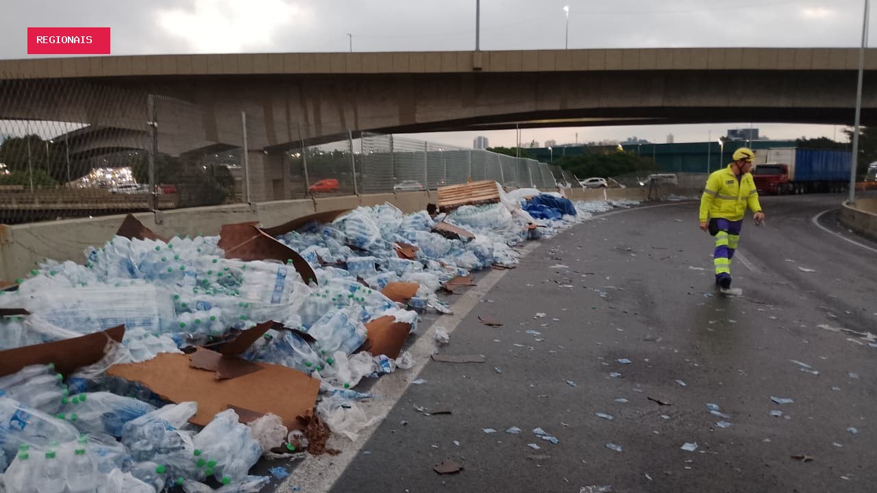 Carreta se envolve em acidente e espalha garrafas PET perto da Marginal Tietê, em SP