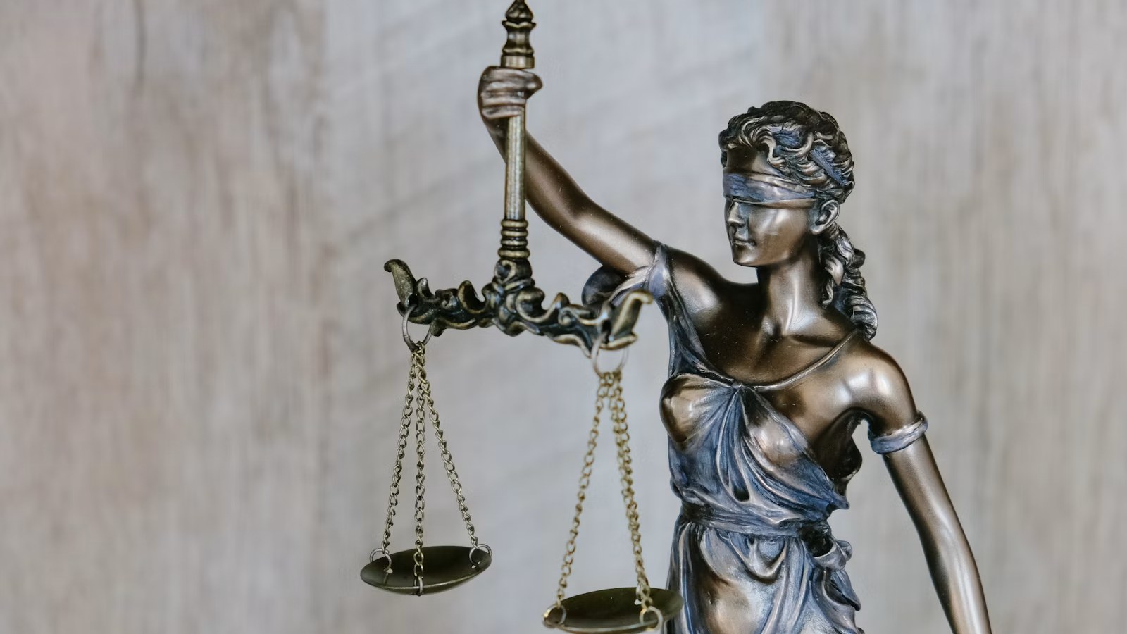 Tribunal e balança da Justiça — tema STF