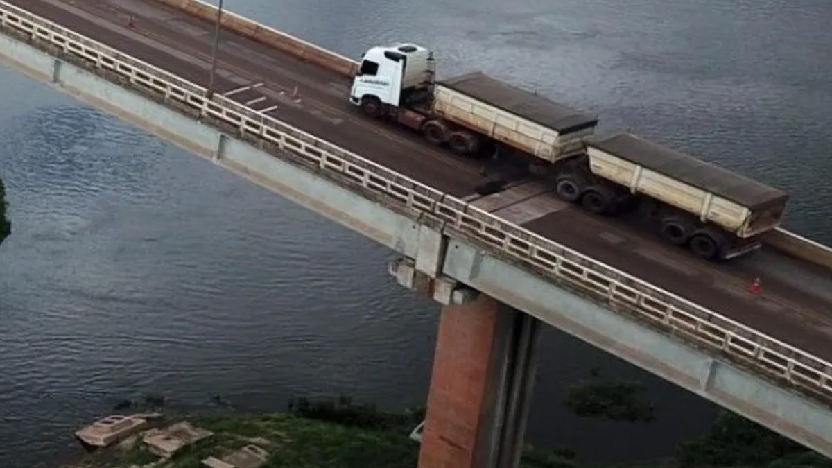 Caminhão atravessa ponte sobre o Rio Paraguai na BR-262 em Corumbá