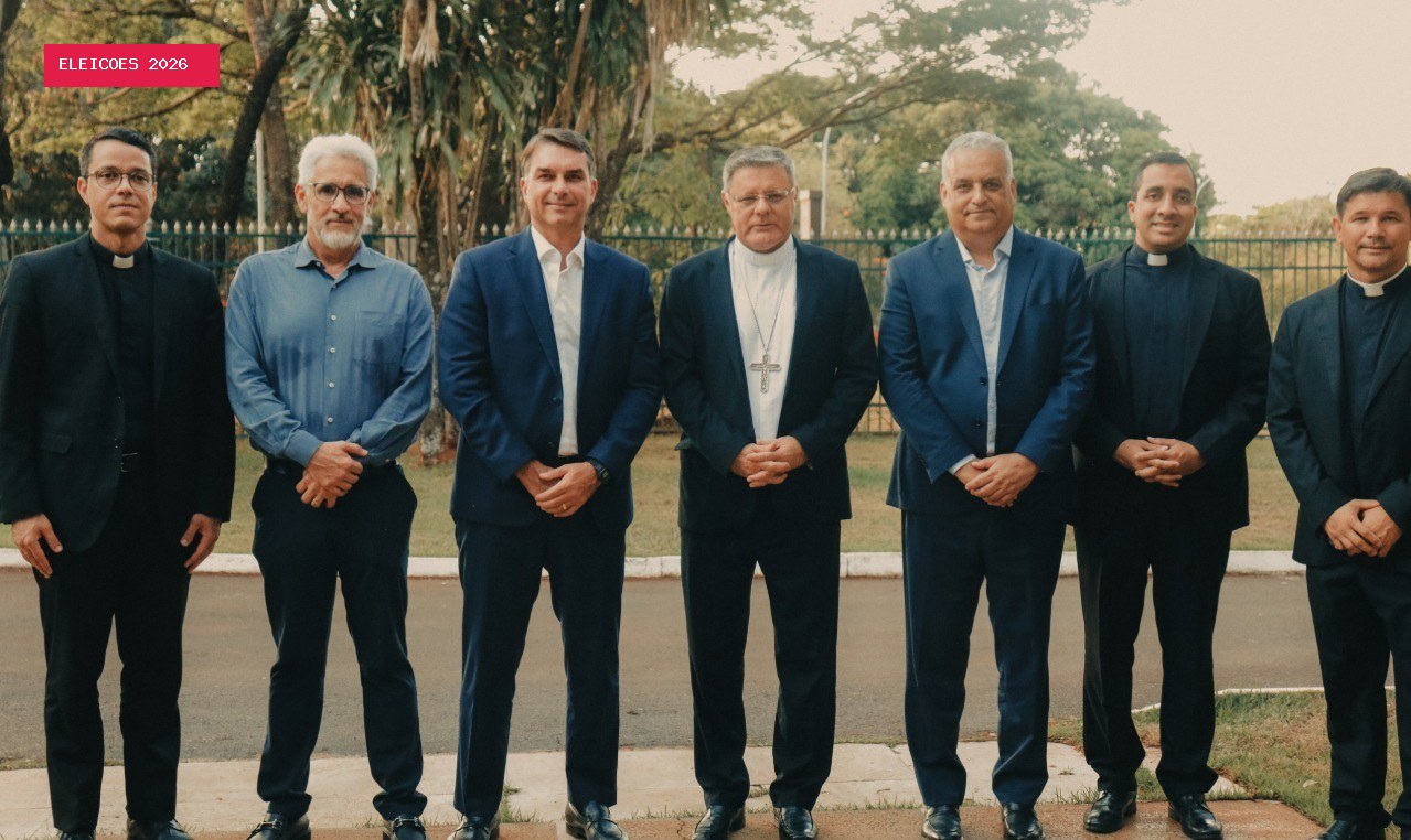 Flávio Bolsonaro visita arcebispo de Brasília e recebe imagem de Nossa Senhora
