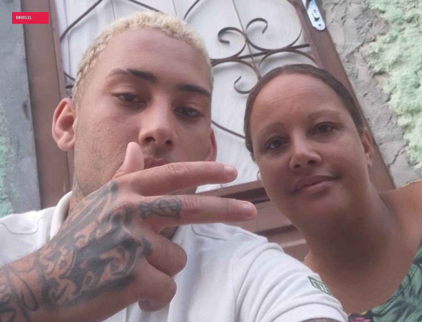 Adolescente é morto na porta de casa, e pai acusa PM de efetuar disparos; Polícia diz que agente estava