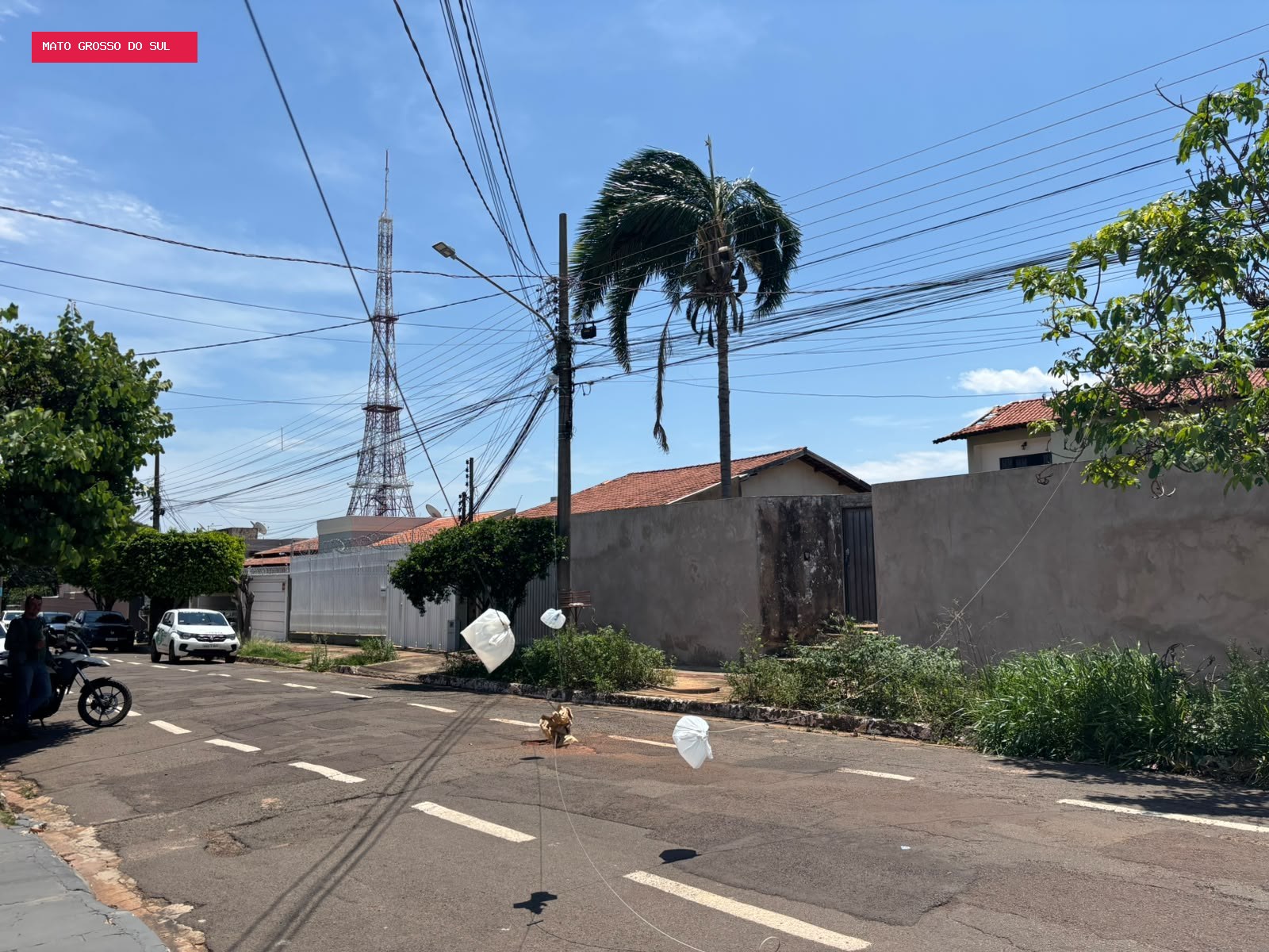 Moradores improvisam para alertar sobre risco com fios no Vilas Boas