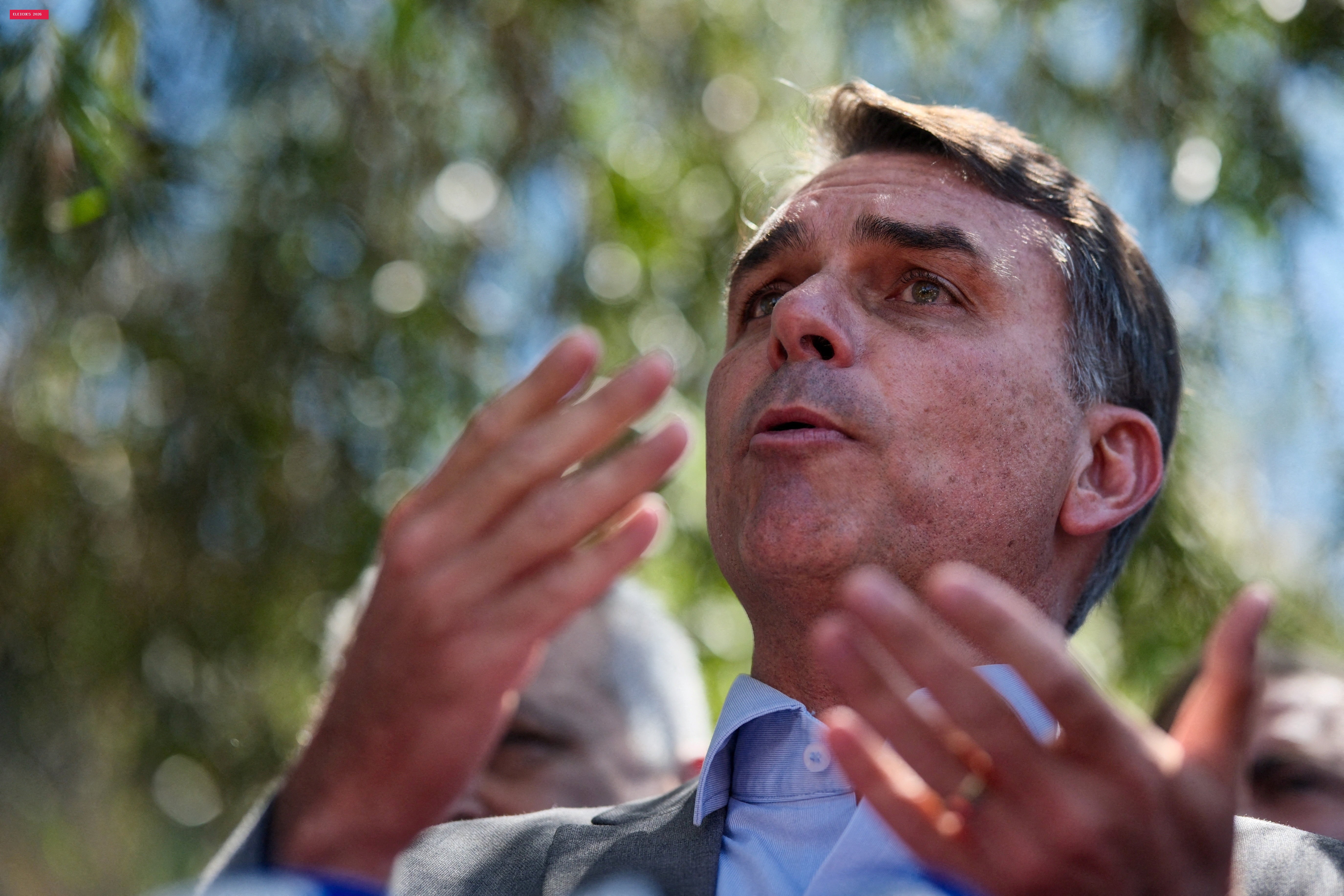 Flávio Bolsonaro volta a falar em 'redemocratizar' o Brasil: 'instituições precisam voltar a ser