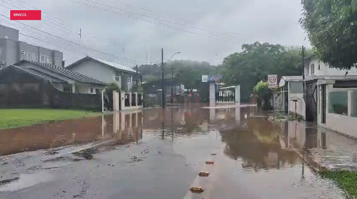 Ruas de cidade do Paraná alagam após 120 mm de chuva em sete horas