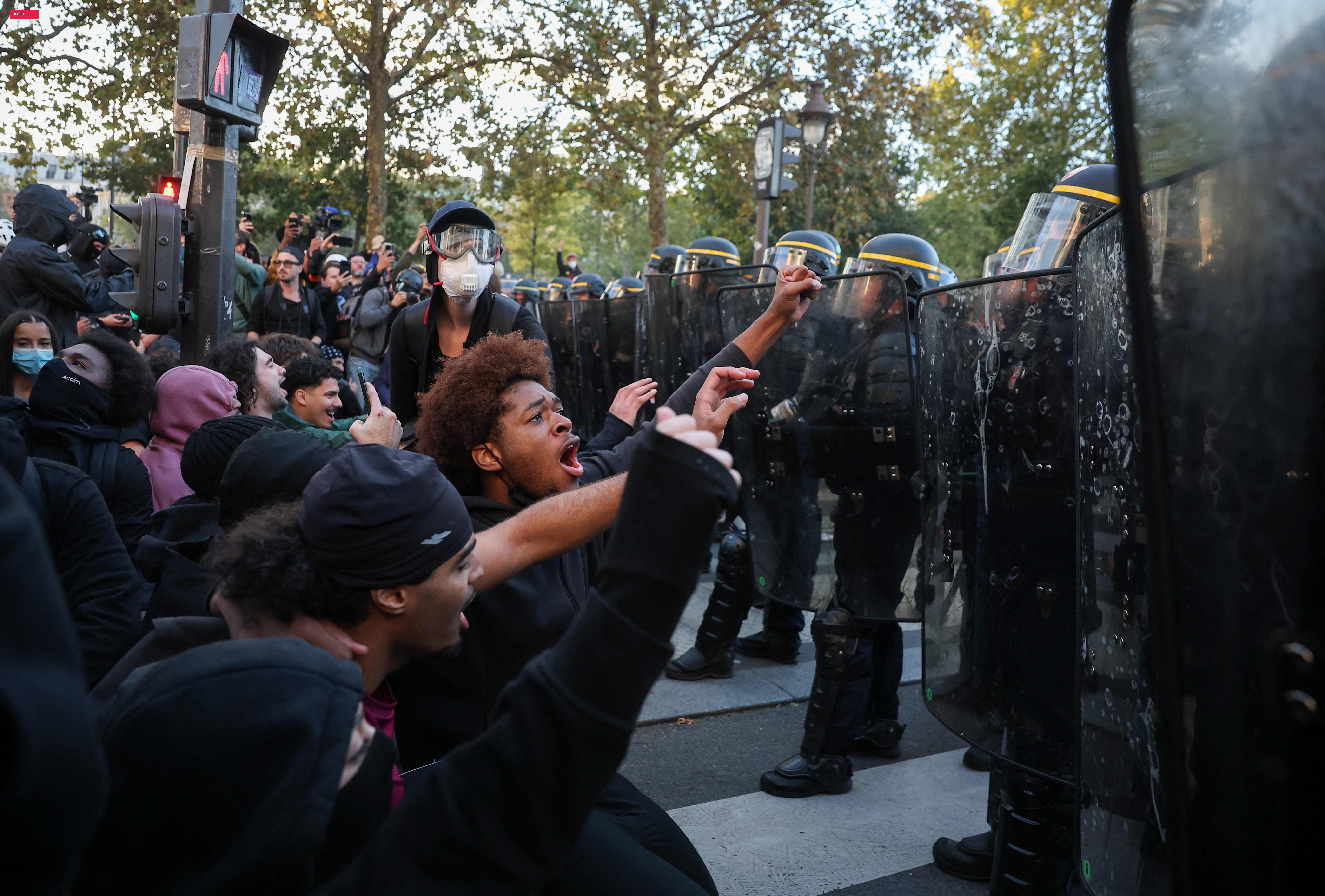Batalha em Paris: VÍDEO mostra confronto entre policiais e estudantes durante protestos pela educação
