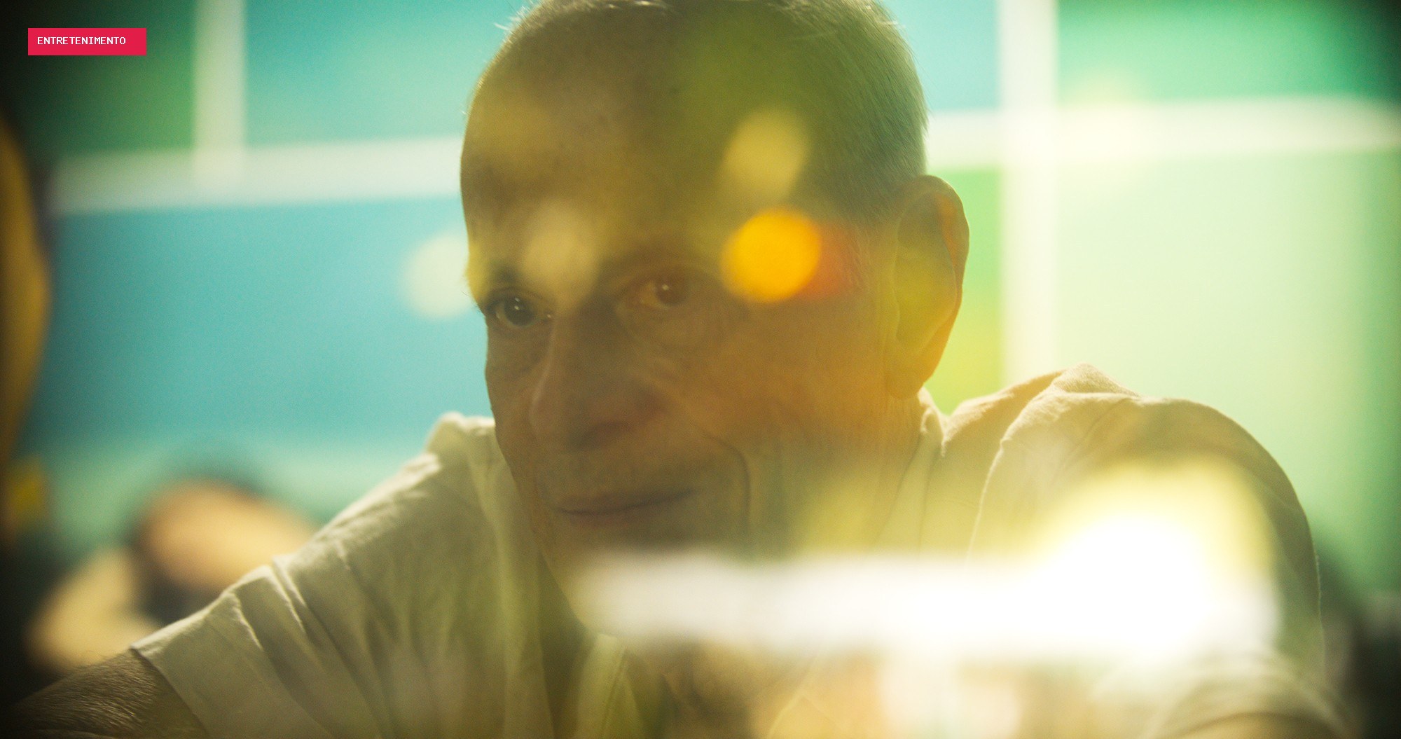 Ney Matogrosso tira as máscaras e as fantasias, mas não a trava emocional, em filme sobre os bastidores do