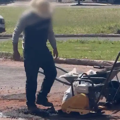 Tapa-buracos improvisado chama a atenção em bairro da Capital