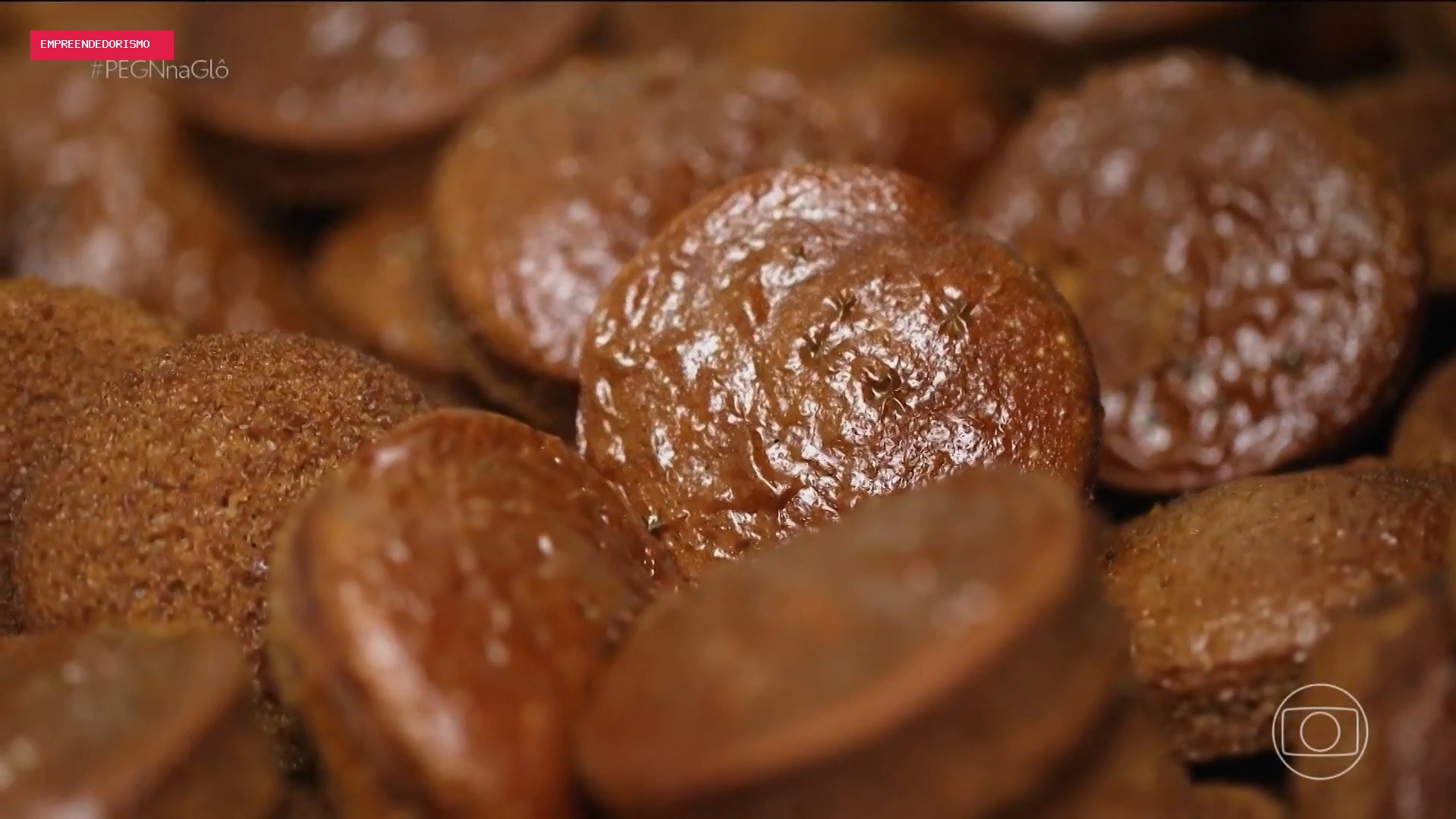 Mãe de Chay Suede vê vendas de pão de mel triplicarem após doce viralizar entre atores de novela