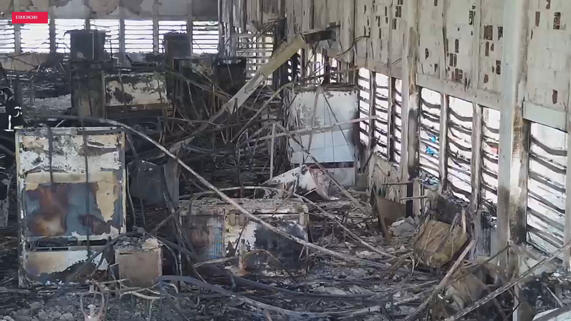 Polícia Federal começa perícia com drone e robô em prédio destruído por incêndio na UFPE