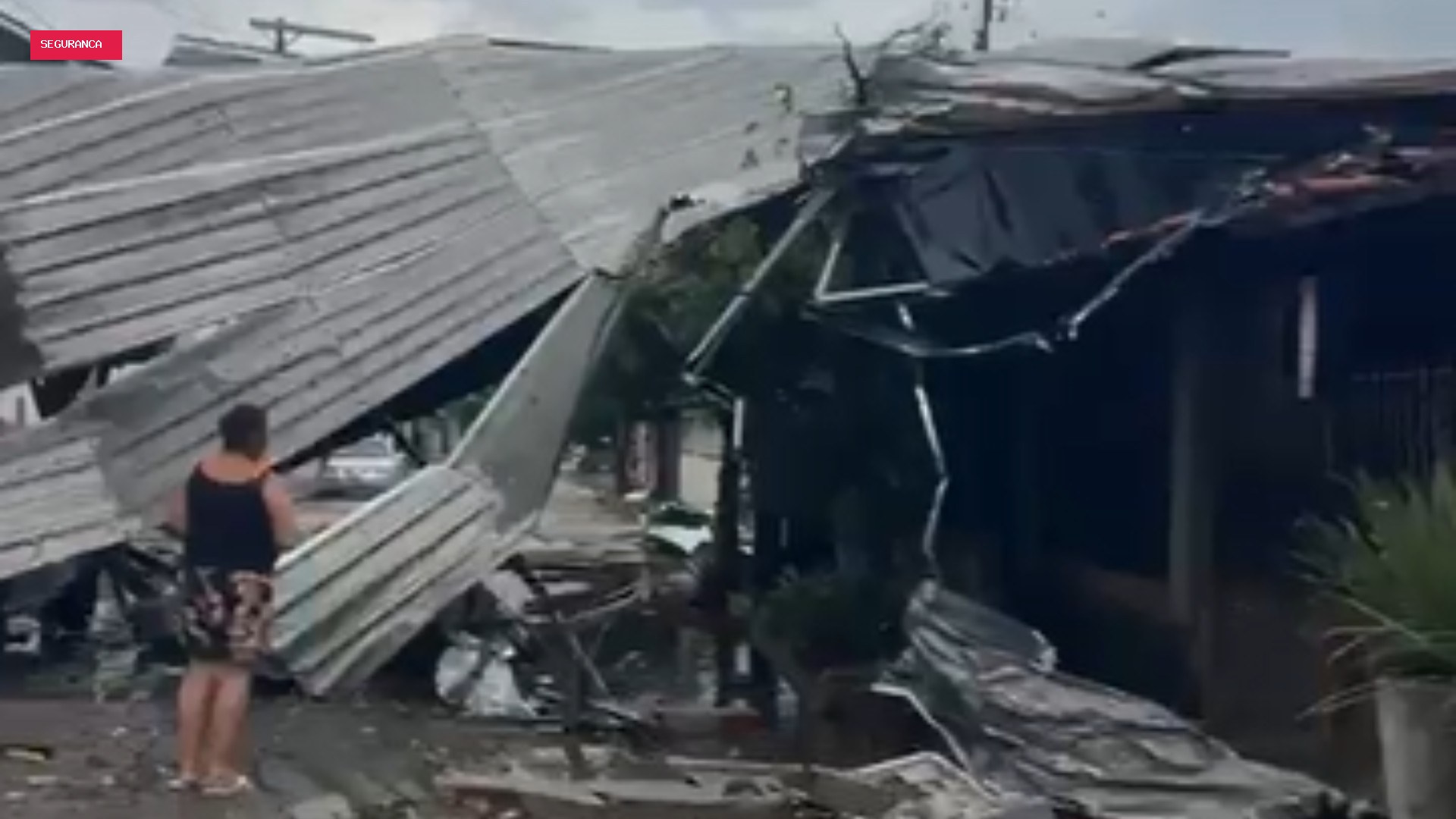 Temporal de 30 minutos destelha casas, derruba árvores e provoca alagamentos em Leopoldina