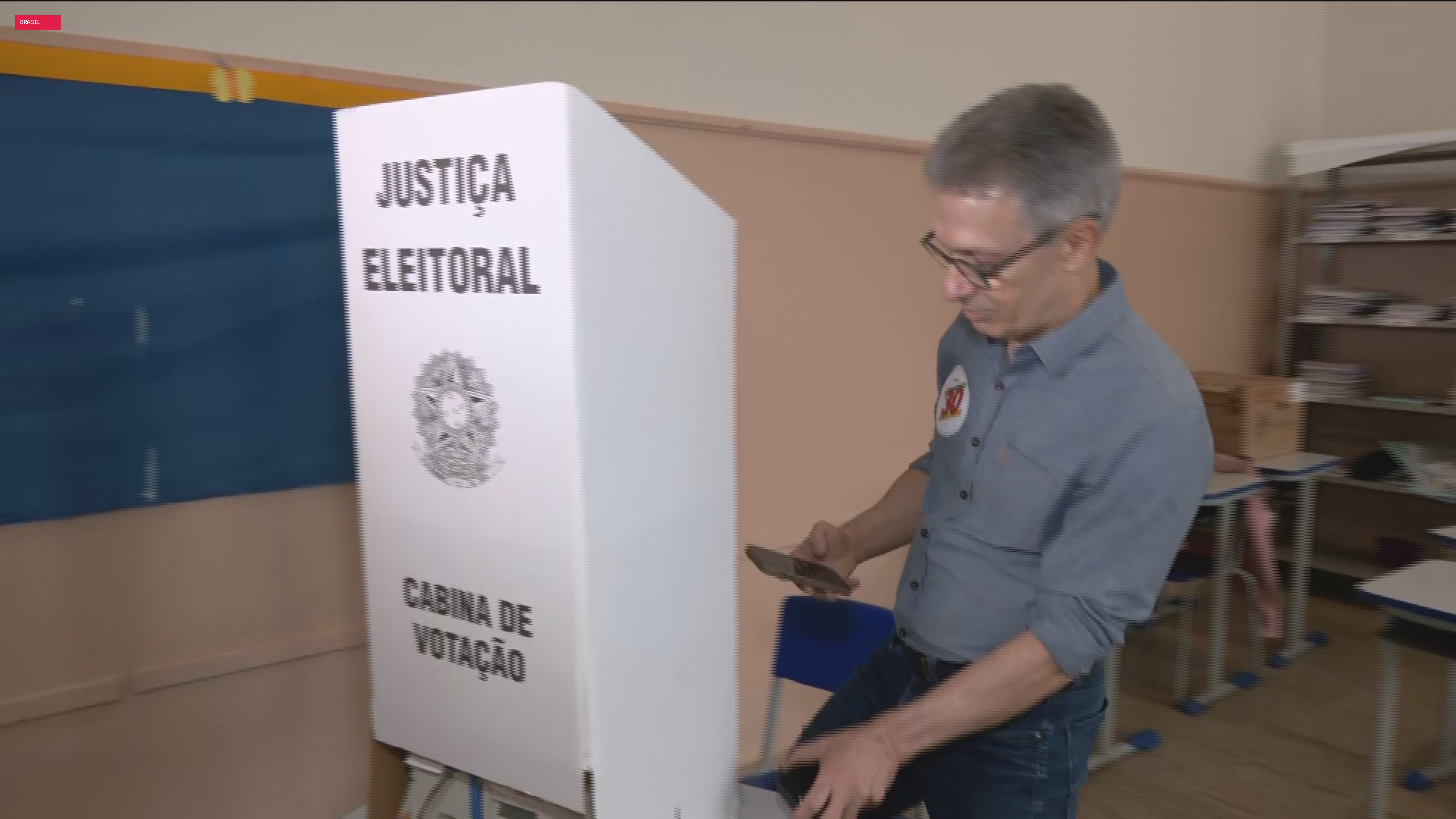 Zema levou dois celulares para cabine de votação e deverá pagar indenização por irregularidade, aponta MPE