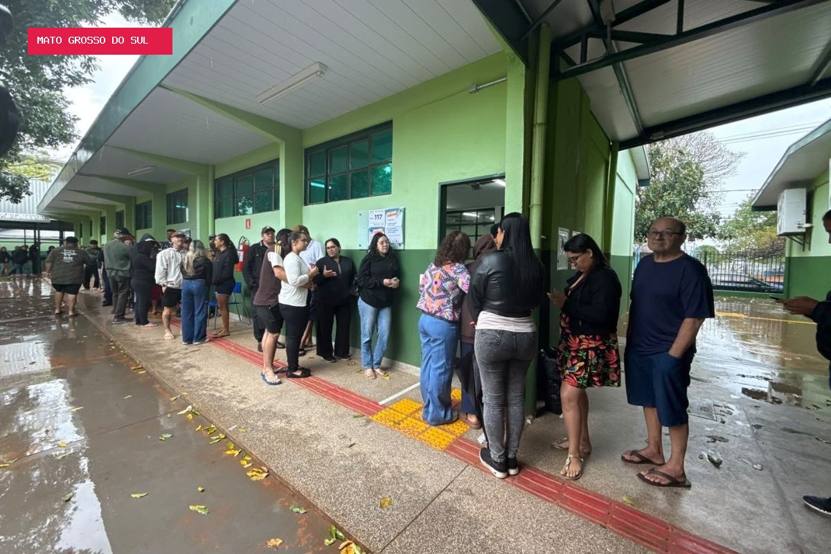 Eleitora de 71 anos passa mal na fila de votação e morre em MS