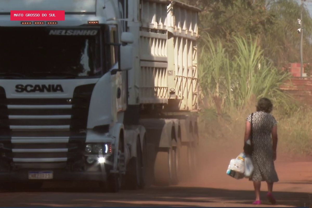 Para fugir de fiscalização, caminhões invadem ruas de bairro e causam transtornos para moradores de MS