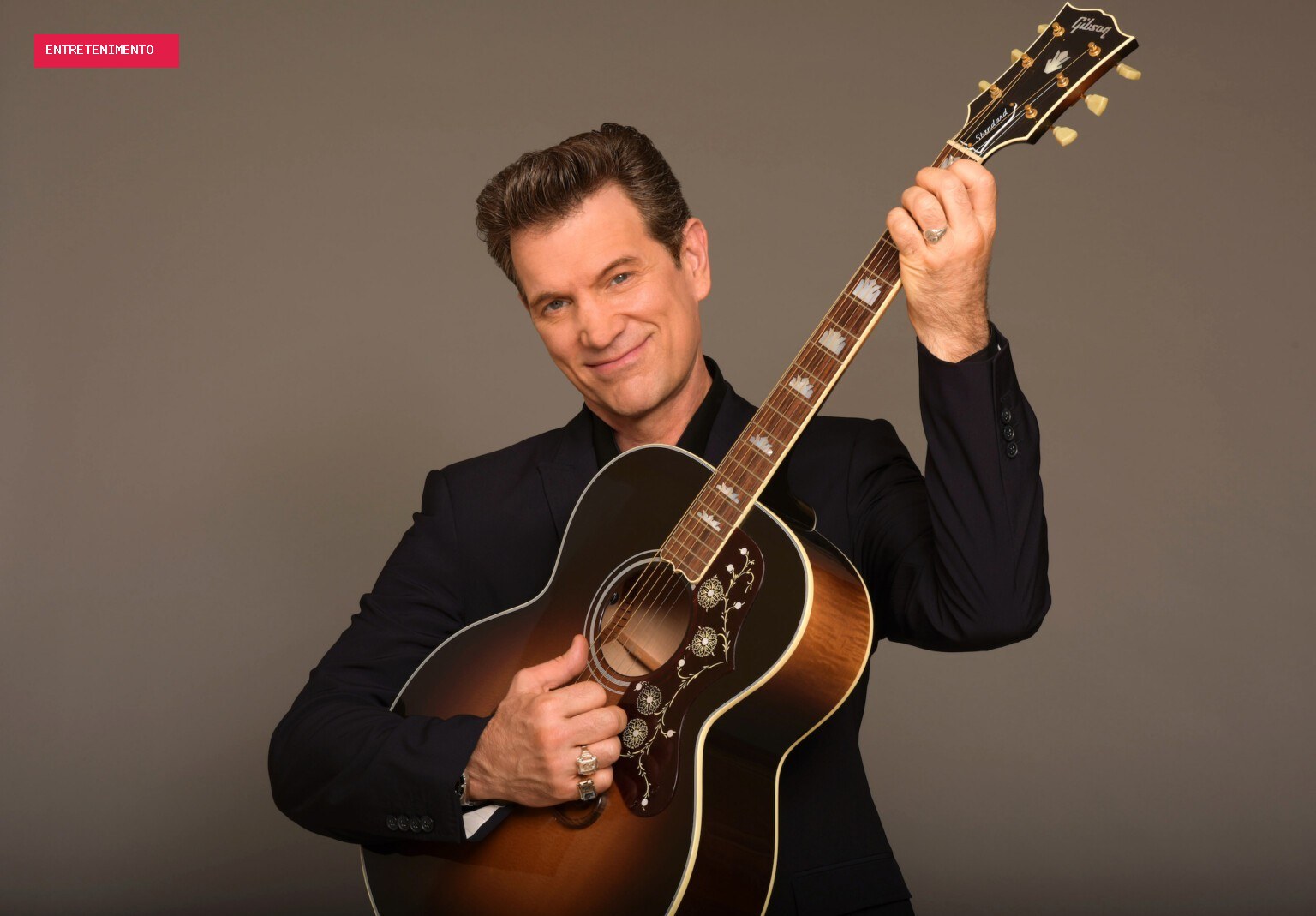 Chris Isaak vem ao Brasil pela 1ª vez e exalta Elvis Presley: 'Antes dele, não havia nada'
