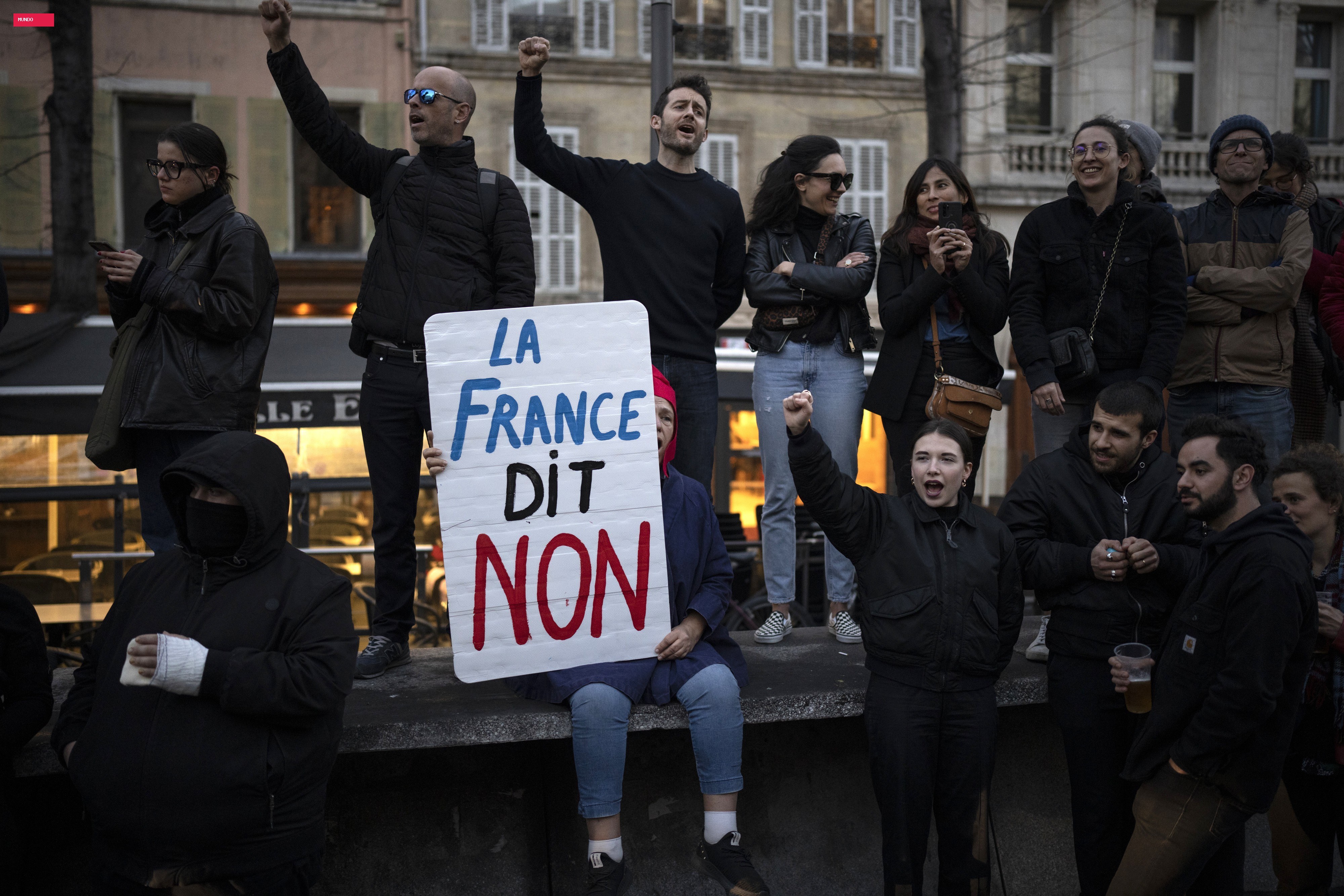 França vive novo dia de protestos em meio a temor de confrontos violentos e saques