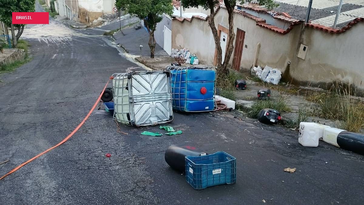 Casas são evacuadas após derramamento de ácidos de caminhão, diz Corpo de Bombeiros