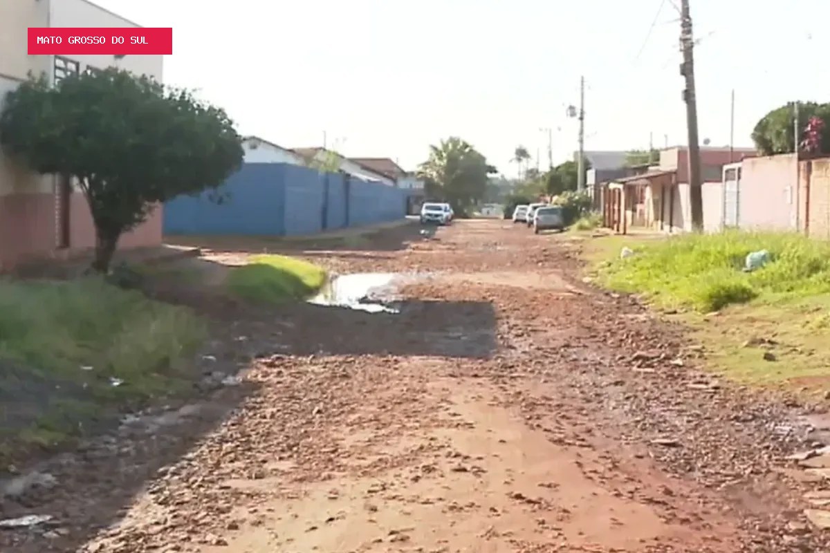 Buracos, lama e poeira: moradores de Campo Grande cobram asfalto após décadas de espera