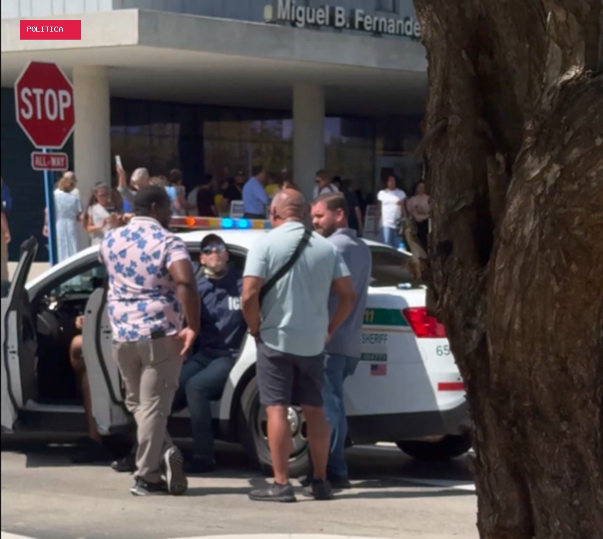 Brasileiro é preso nos EUA após usar roupa de agente do ICE durante votação